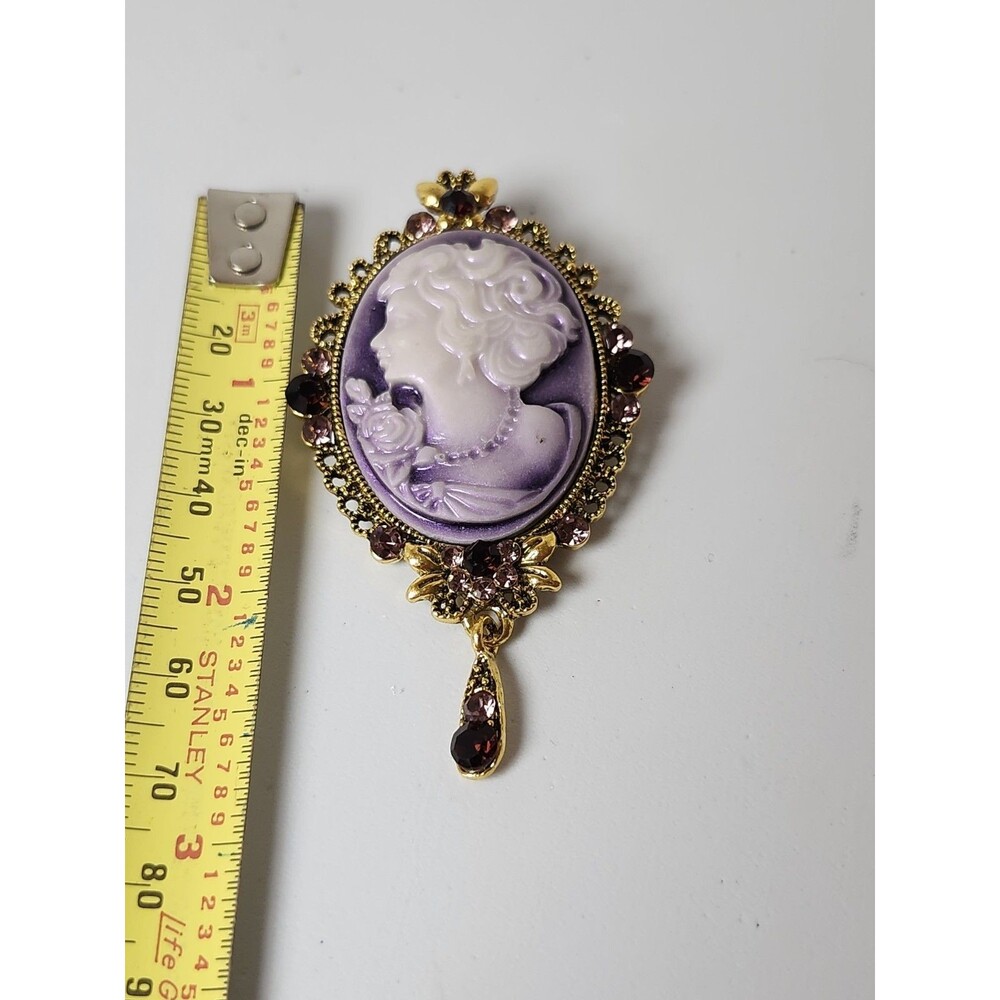 Booch Or Pendant Lavender & Rhinestones Cameo
